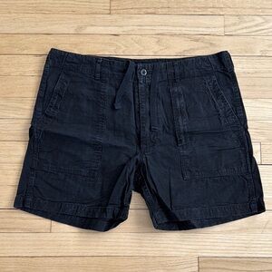 Versatile Black Cargo Shorts with Sturdy Fabric